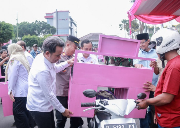Pemkab Jember Salurkan 2.500 Gerobak Mlijo Cinta untuk Perkuat PKL dan UMKM