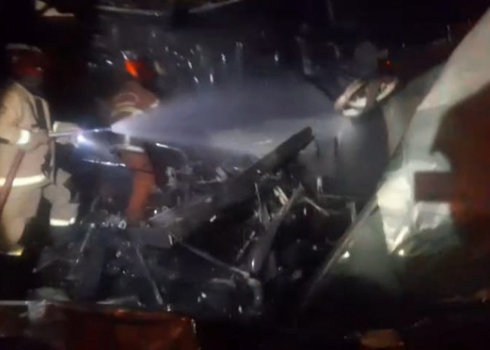 13 Motor Ludes Dilalap Api dalam Kebakaran 3 Kios di Bubutan Surabaya