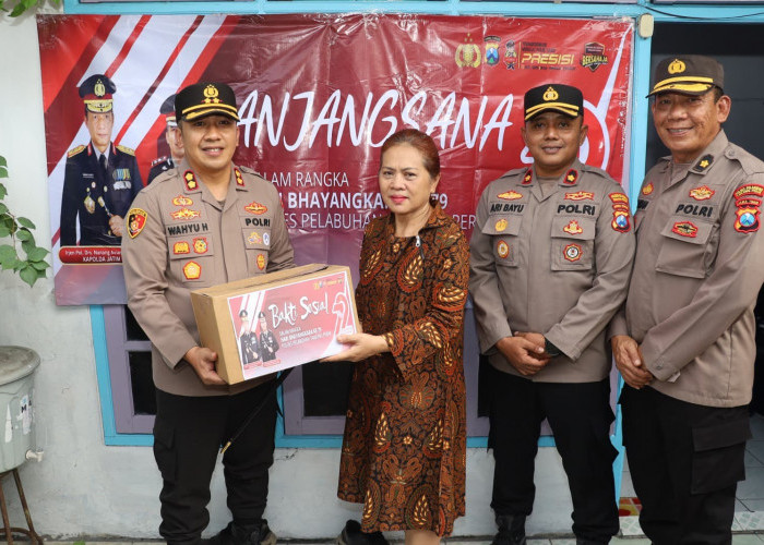 Peringati Hari Bhayangkara Ke-79, Kapolres Pelabuhan Tanjung Perak Kunjungi Warakawuri dan Purnawirawan