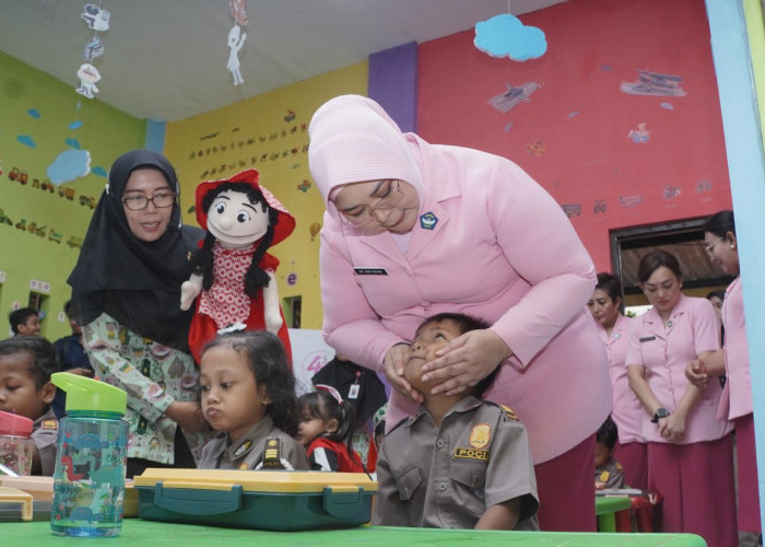 Bhayangkari Jatim Bagikan Makan Bergizi di Sidoarjo