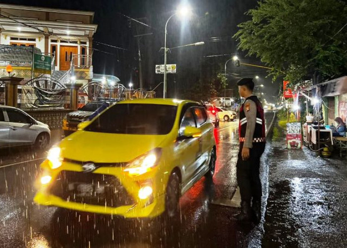 Satsamapta Polres Pasuruan Amankan Salat Tarawih di Beji Selama Ramadan
