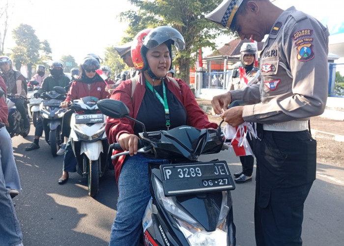 Satlantas Polres Jember Ajak Masyarakat Kobarkan Semangat Kemerdekaan Lewat Pasang Bendera Merah Putih