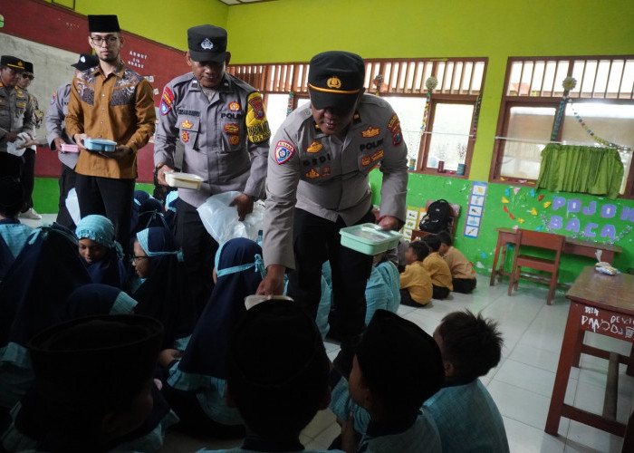 Sukseskan Program Asta Cita Presiden, Polres Bojonegoro Bagikan Makan Bergizi Gratis ke Siswa SD