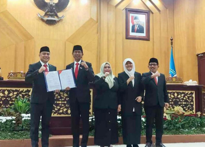 Dok! Wali Kota dan DPRD Surabaya Tetapkan APBD 2024 Rp 10,9 Triliun