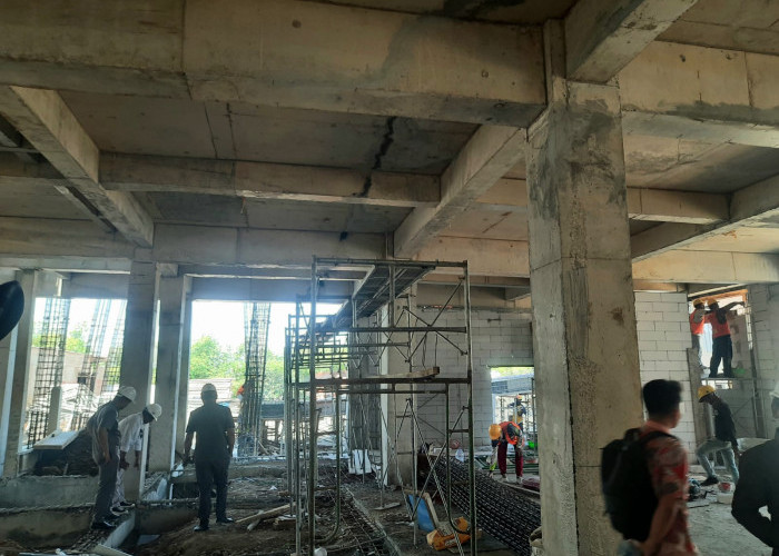 Ketua Komisi III DPRD Kabupaten Blitar Sidak Proyek Pembangunan Gedung ICU RSUD Ngudi Waluyo: Lambat Dan Jelek