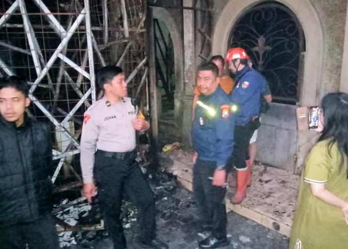 Toko Elektronik di Malang Terbakar, Dua Pick Up dan Satu Penjaga Jadi Korban