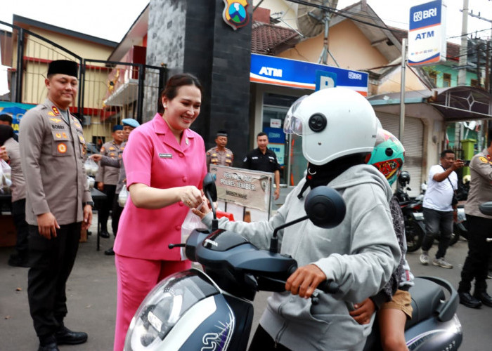 Sapa Warga, Polres Jember dan Bhayangkari Tebar Kehangatan Lewat Takjil