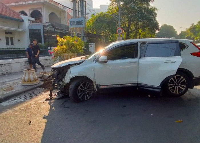 Baru Bikin SIM, Pengemudi CRV Tabrak Tiang dan Pot di Jalan Walikota Mustajab