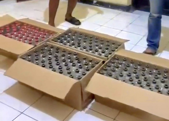 Peredaran Miras Lintas Kota Digagalkan, Warga Surabaya Diciduk saat COD Ratusan Botol Arak Bali di Pasuruan