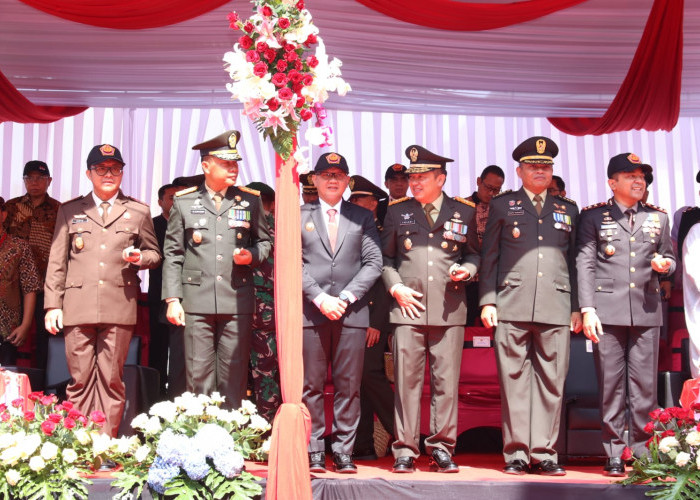 Sinergi TNI-Polri dan Pemerintah Bangun Bangsa Yang Kuat, Pj Aries Hadir dalam Upacara HUT TNI ke-79