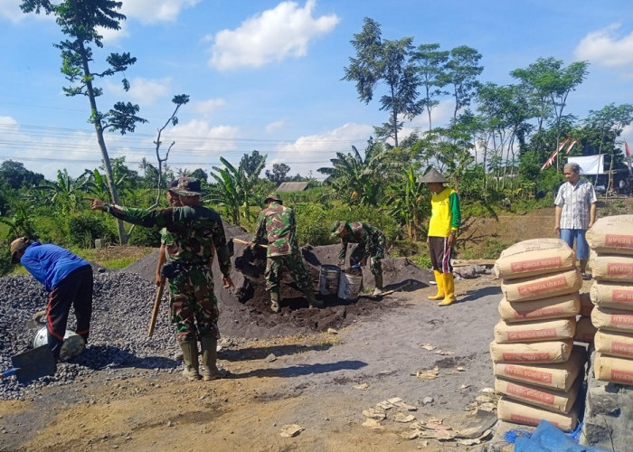 Babinsa Kebonagung dan Warga Lanjutkan Pengecoran Jembatan Perintis Garuda di Lumajang