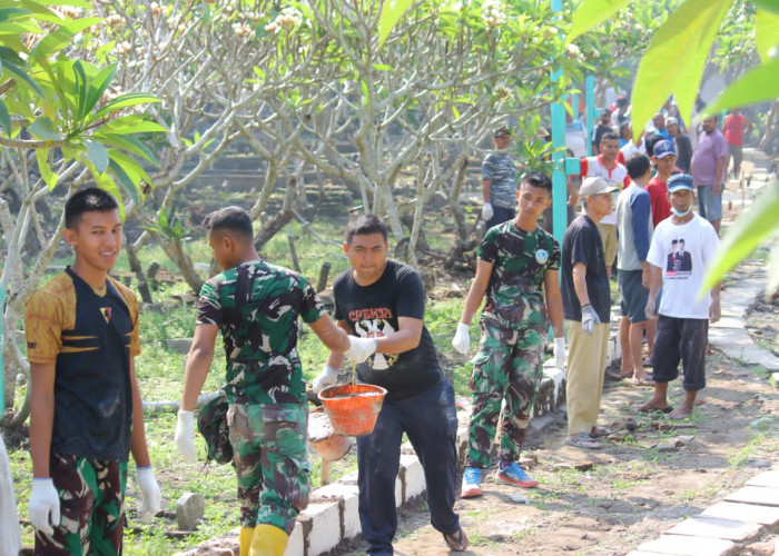Satgas TMMD Ke-120 Kodim 0816/Sidoarjo Bersama Warga Penambangan Bergotong-royong Perbaiki Jalan Makam Desa