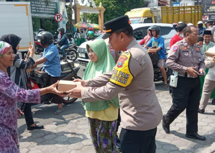 Kapolsek Gunung Anyar Salurkan Berkah Jumat, Tebar Kebaikan di Rungkut Menanggal