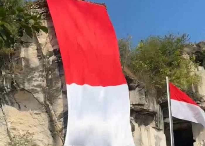 Pengibaran Bendera Merah Putih Raksasa di Bukit Sekapuk Gresik, Angin Kencang Picu Adrenalin