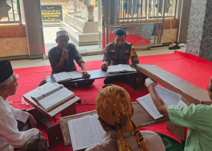 Polsek Rungkut Kawal Persiapan Haul Mbah Widjo Truno