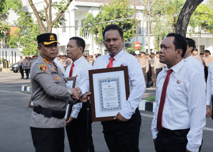 Awal Agustus 2025, Kapolrestabes Surabaya Beri Penghargaan Anggota Berprestasi