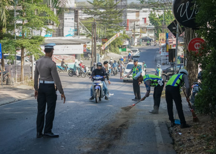 Satlantas Polres Jember Gervep Amankan Tumpahan Oli di Simpang Empat Mastrip, Siaga Lindungi Pengendara