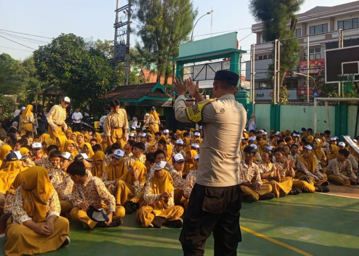 Dukung Program Prioritas Kapolri, Bhabinkamtibmas Polsek Bubutan Jadi Pembina Upacara Harkitnas di SMPN 5
