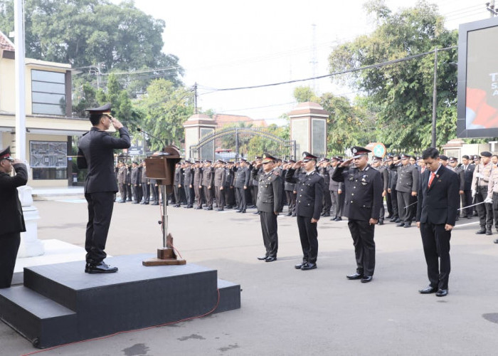 30 Personel Polres Kediri Kota Dapat Tanda Kehormatan Satyalancana Pengabdian