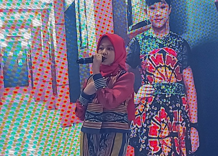 Tampil Percaya Diri, Messa Eko Putri  Bawakan Lagu Ciptaan Sendiri di Ajang Haji Umrah Expo 