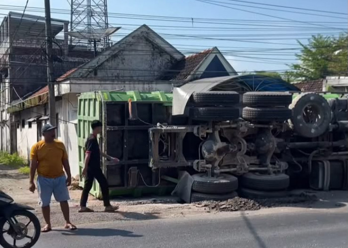 Truk Muat Batu Urukan Terguling, Robohkan Pagar Rumah di Sidayu Gresik