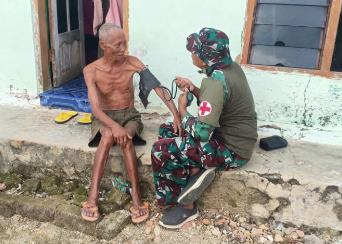 Sentuhan Satgas TMMD Jaga Lansia Hipertensi di Pelosok Desa