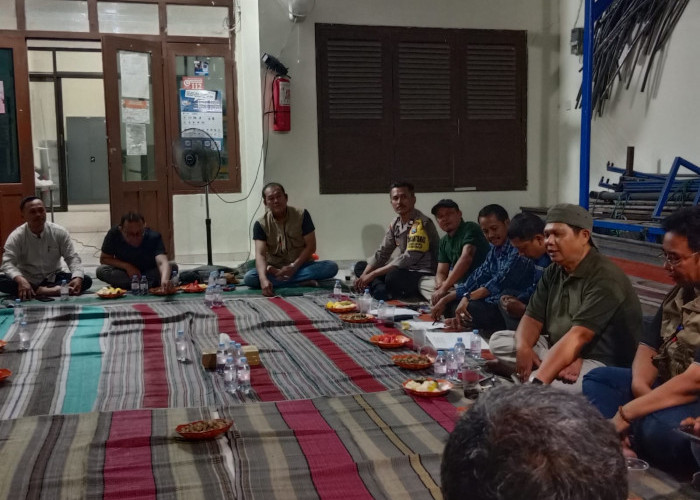 Dukung Pembangunan Infrastruktur dan Kamtibmas, Bhabinkamtibmas Medokan Ayu Sosialisasi Call Center 110