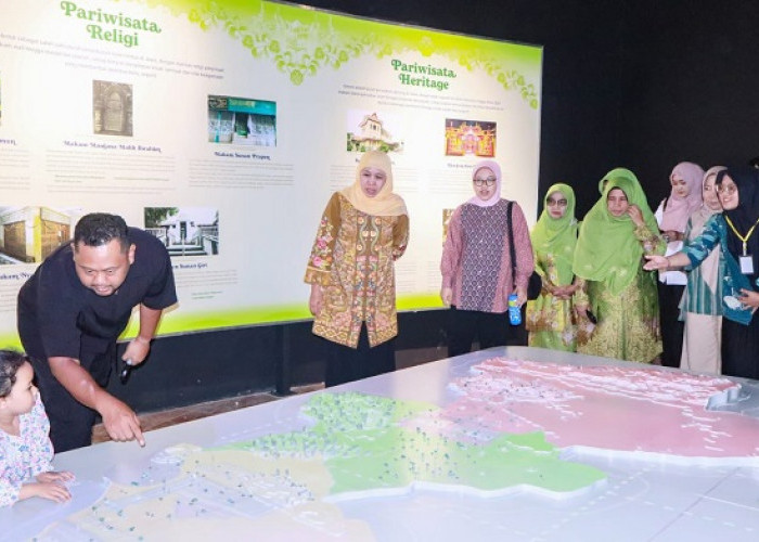 Kunjungi Gresik Universal Science, Gubernur Khofifah Terpukau Instalasi Damar Kurung