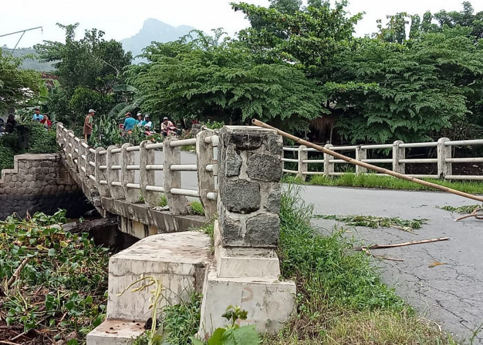 Jembatan Penghubung Sumbergempol-Boyolangu Ambrol