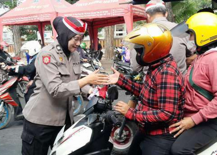 Polisi Sidoarjo Bagi-bagi Bendera Merah Putih