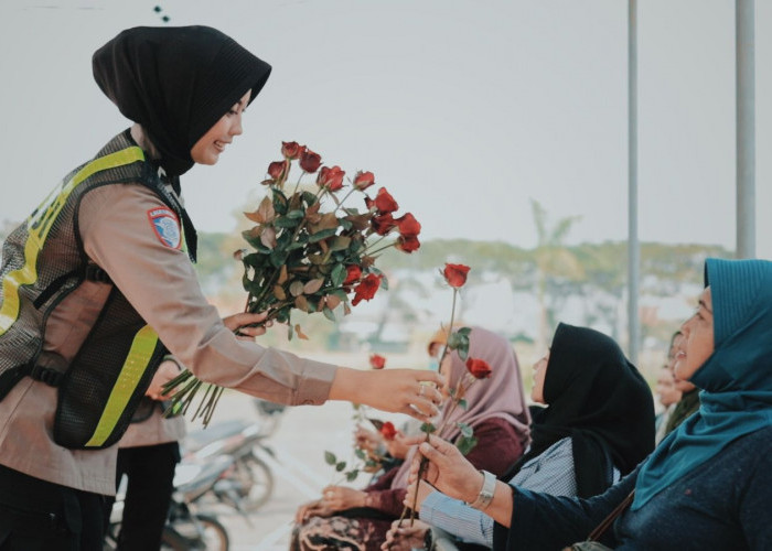 Peringati Hari Kartini, Srikandi Satlantas Polres Gresik Bagikan Mawar dan Helm untuk Pemohon SIM Perempuan