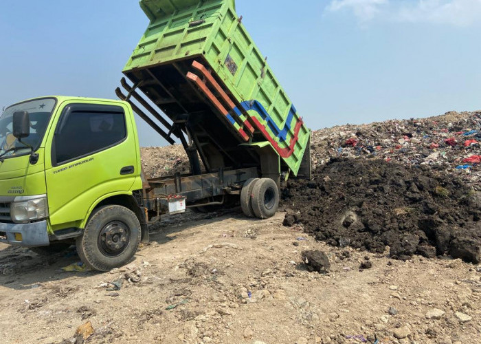 Puluhan Dump Truck Pemkot Mojokerto Uruk Bekas Kebakaran TPA Randegan 