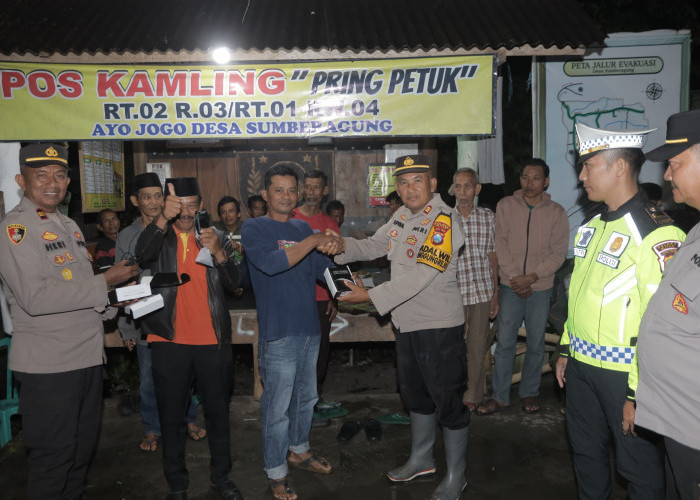 Tingkatkan Keamanan Lingkungan, Kapolres Blitar Salurkan Sarana Kontak HT untuk Poskamling