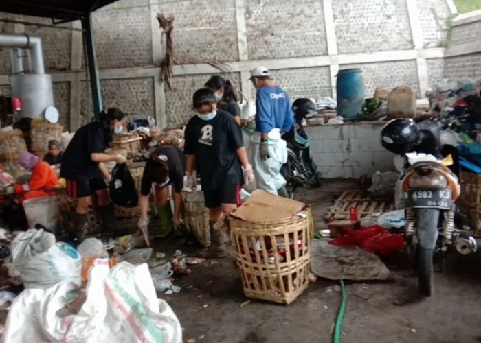Kunjungi TPS3R Temas, DLH Kota Batu Pantau Pemilahan Sampah 