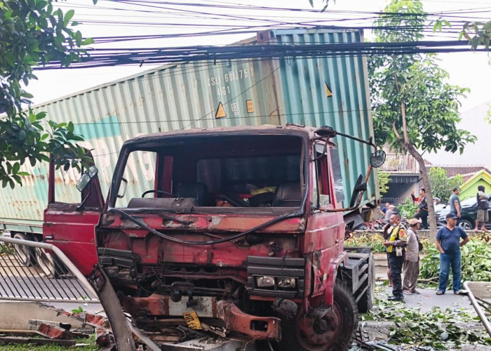 Akibat Sopir Ngantuk, Trailer di Surabaya Tabrak Pagar Rumah Sebabkan Macet di Banjarsugihan