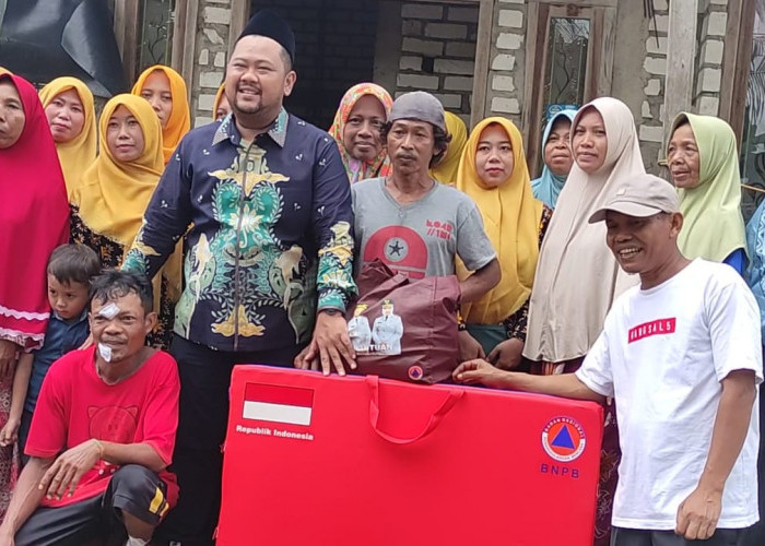 Respon Cepat, Bupati Gresik Kunjungi dan Beri Bantuan Korban Angin Puting Beliung di Ujungpangkah