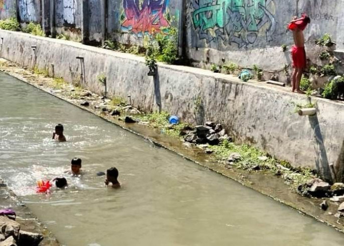 Anak Berenang di Sungai Jadi Tren, Pemkot Surabaya Diminta Sediakan Fasilitas Kolam Renang