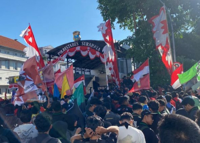Demo di Polrestabes Surabaya Berakhir Ricuh, Massa Minta Temannya Dibebaskan