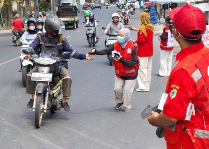 Flu A dan ISPA Mengganas di Jember, PMI Turun Jalan Bagikan Masker Gratis