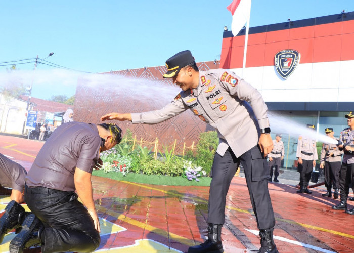 Sujud Syukur di Tengah Guyuran Air, 78 Personel Polres Ngawi Resmi Naik Pangkat