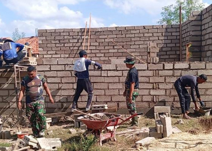 Satgas TMMD ke 121 Bantu Angkat Batako Percepat PembangunanRTLH Milik Bakri