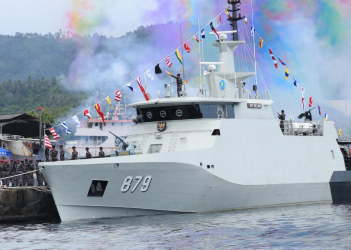 Pangkoarmada II Serahkan KRI Selar-879, Perkuat Satrol Lantamal VIII