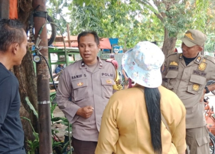 Bhabinkamtibmas Polsek Tandes Monitor PKL Manukan Lor untuk Ketertiban