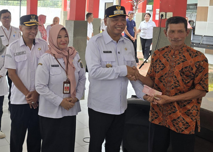Bansos Rp 1,5 Juta Cair, Bupati Gatut Sunu: Gunakan untuk Kembangkan Usaha, Jangan Disalahgunakan