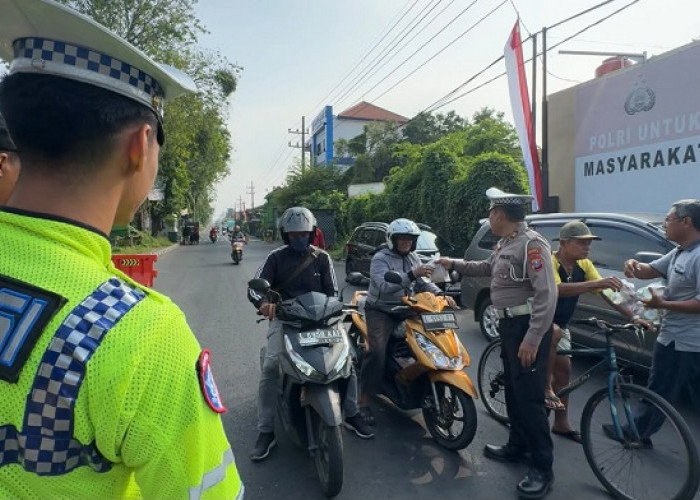 Polsek Waru Gelar Jumat Berkah, Bagikan 150 Paket Makanan dan Minum Ke Pengguna Jalan