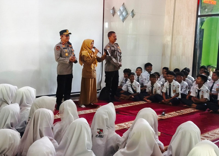 Cegah Bullying dan Love Scamming, Kapolsek Balongbendo Edukasi Bijak Bermedia Sosial ke Pelajar SMP