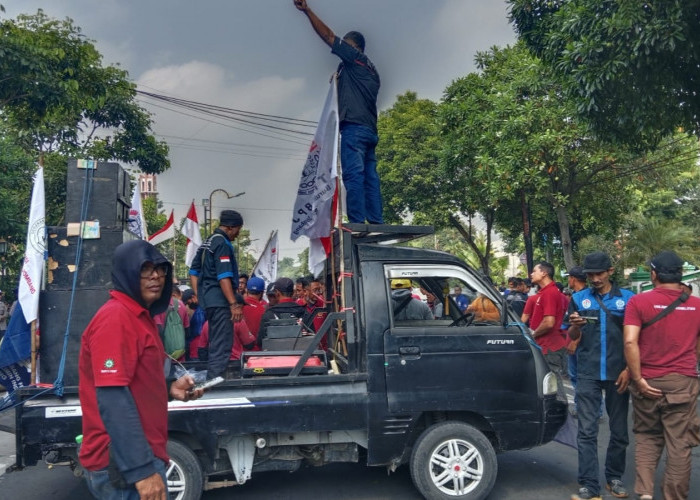 Akibat PHK, Buruh Plywood Gelar Aksi Demo di Kantor Pemkab Jombang