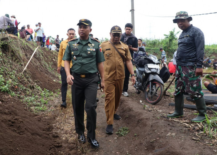 Pastikan Berjalan Baik, Dandim 0809/Kediri Tinjau Pembangunan Jembatan Gantung Garuda di Desa Keling