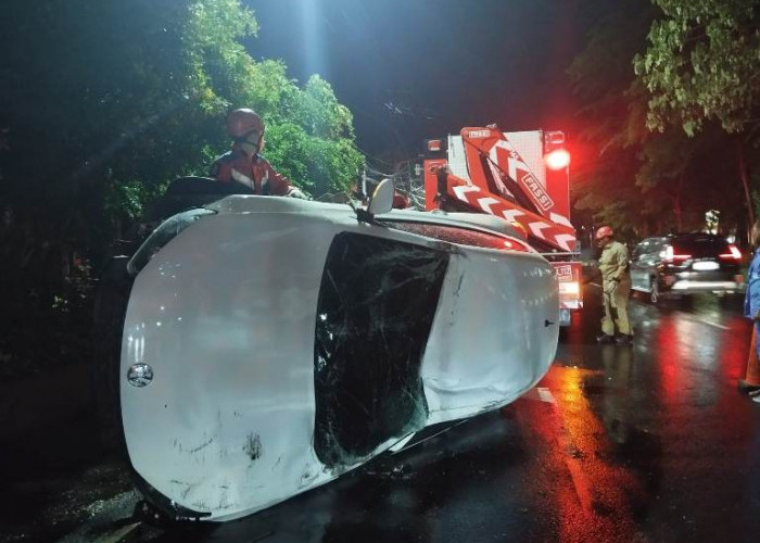 Selip, Mobil GTI Scirocco Terbalik di Jalan Kertajaya Indah Timur