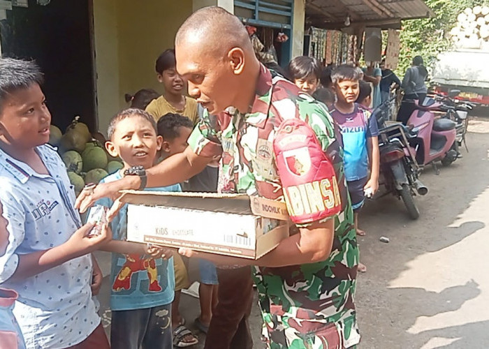 Babinsa Sruni Bagikan Susu Gratis untuk Anak-Anak di Dusun Kayu Putih Lumajang